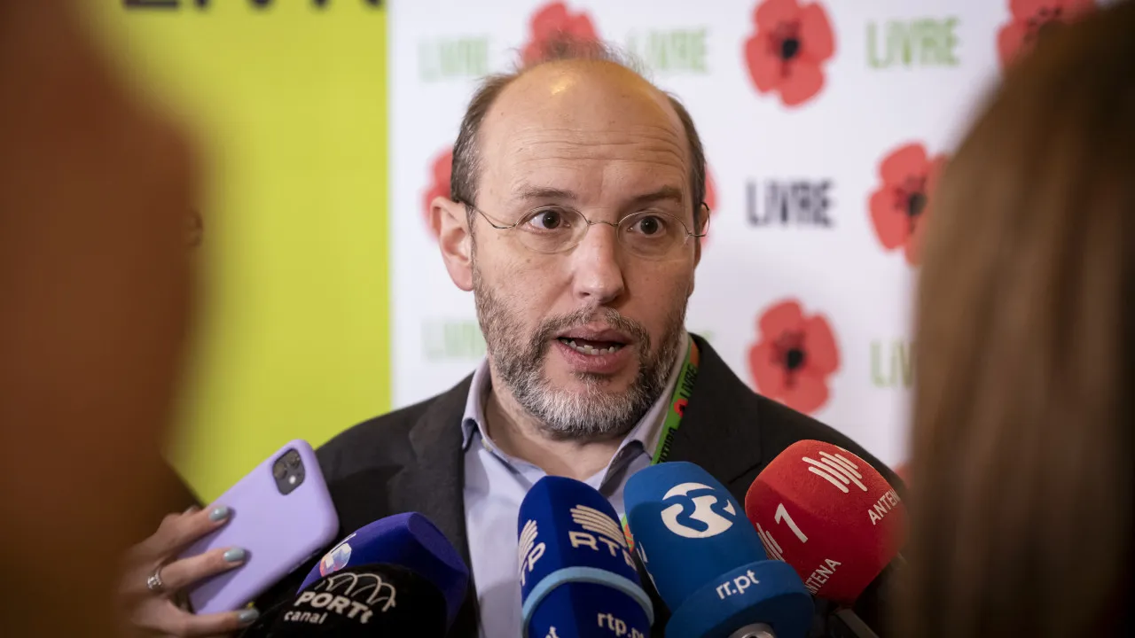Rui Tavares ACUSA Deputado Miguel Arruda de Vartar A Fazer Saudaça nazi