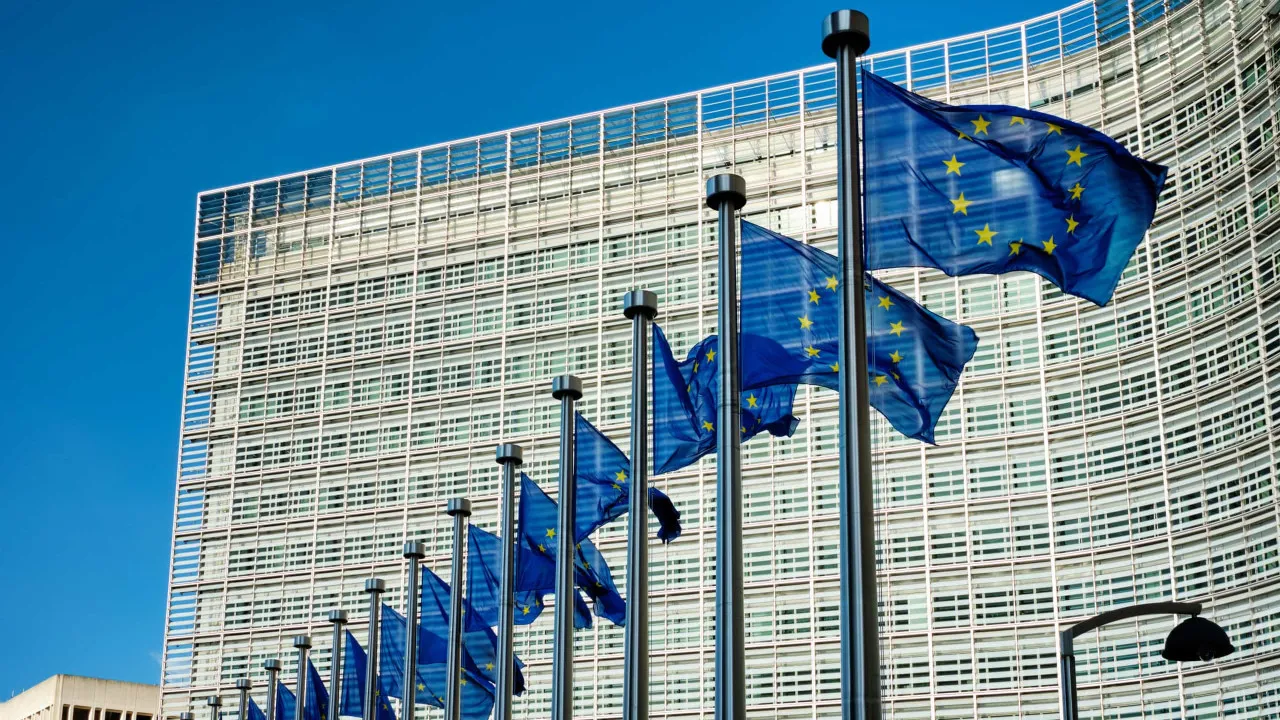 Bruxelas abre processo à estrela estável por causa de jogo online