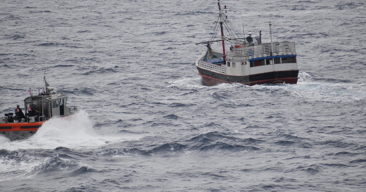 Carga da Guarda Costeira dos EUA em 10.000 libras de cocaína do barco de pesca em Atlantic