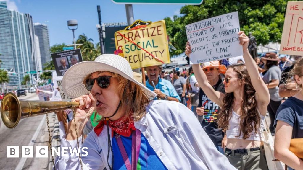 Milhares de nos EUA protestam contra Trump, novamente