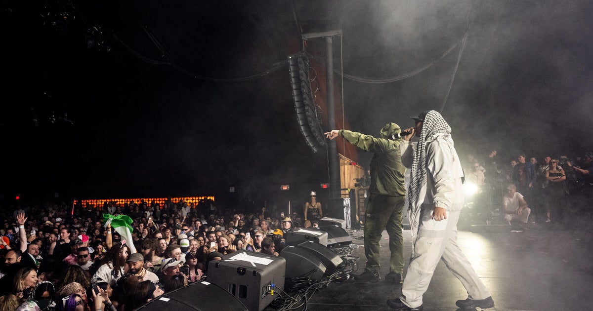 Os rappers irlandeses da Kneecap negam apoiar o Hamas e o Hezbollah, pedem desculpas por observações sobre matar políticos
