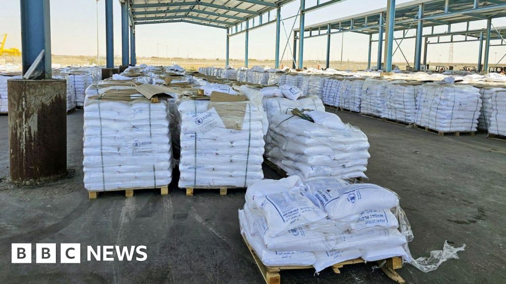 A ONU diz que não há ajuda ainda distribuída em Gaza como pressão internacional sobre as montagens de Israel