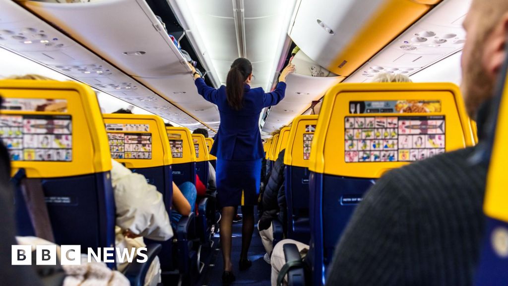 A Ryanair diz aos comissários de bordo para reembolsar os aumentos salariais