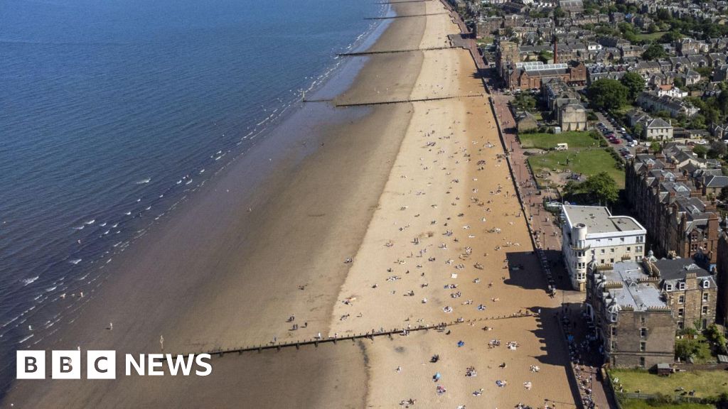 Adolescente esfaqueado durante distúrbios da praia de Portobello em larga escala