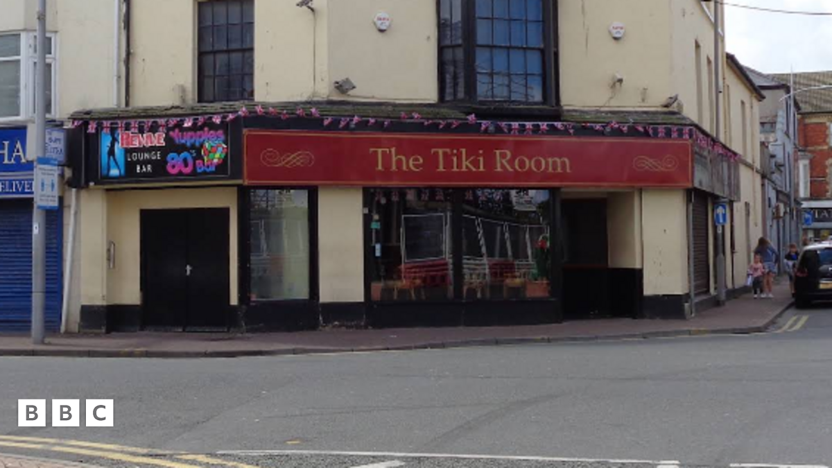 Fe ddigwyddodd yr ymosodiad y tu allan i The Tiki Room am oddeutu 03:10