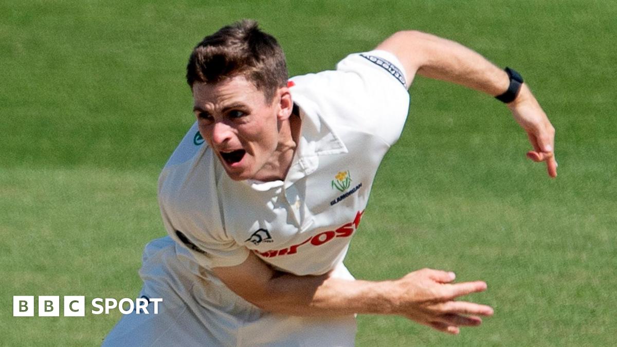 Andy Gorvin in bowling action for Glamorgan