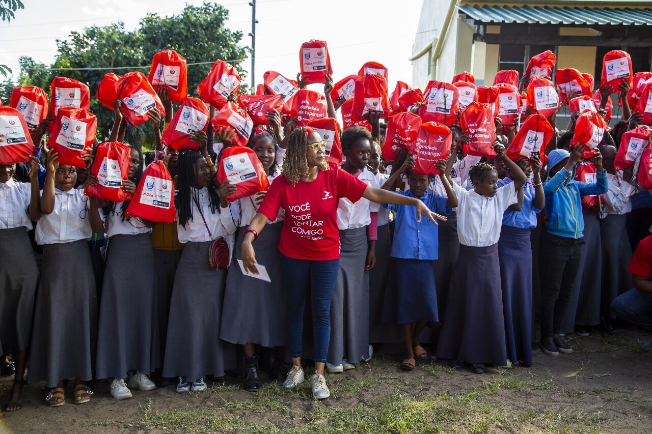 Clube Moza Distribui 300 Kits de "Dignidade Menstrual" a Raparigas Vulneráveis • Diário Económico