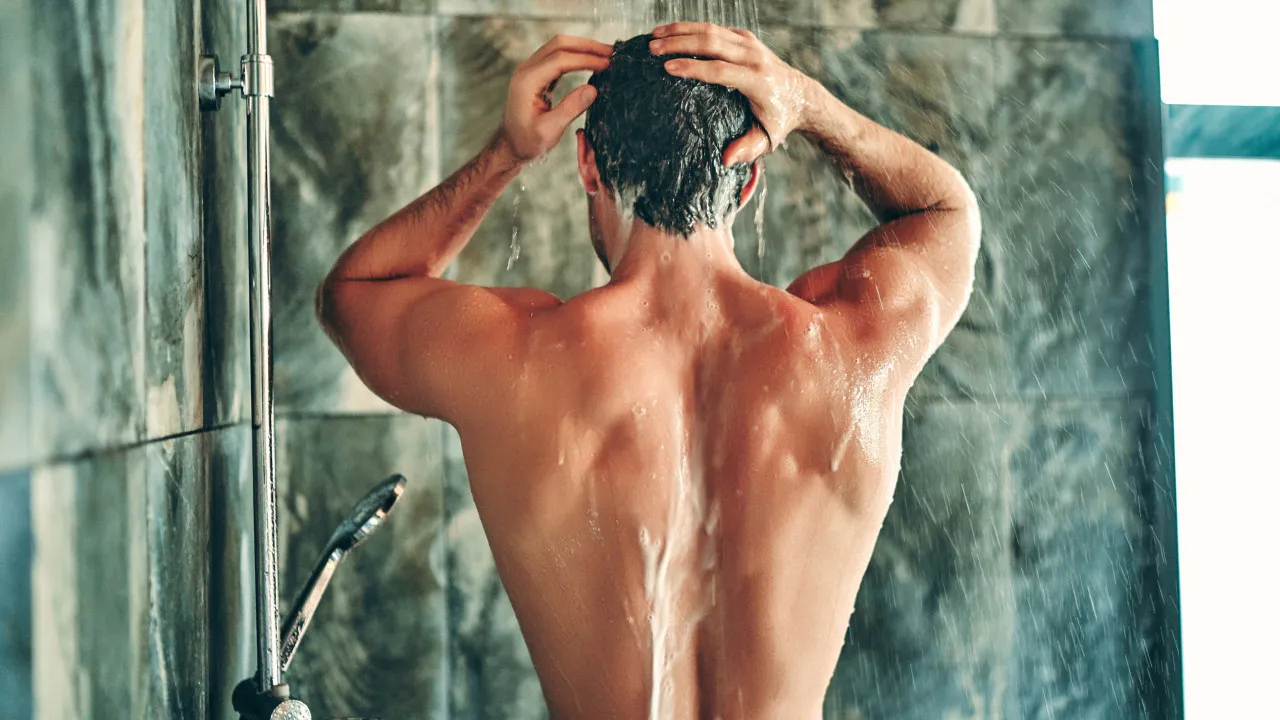 Costuma urinar sem chuveiro? Um Razão por Que Deve Parar Imediatamente