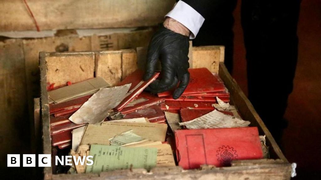 Crates cheias de documentos nazistas encontrados no porão da corte argentina