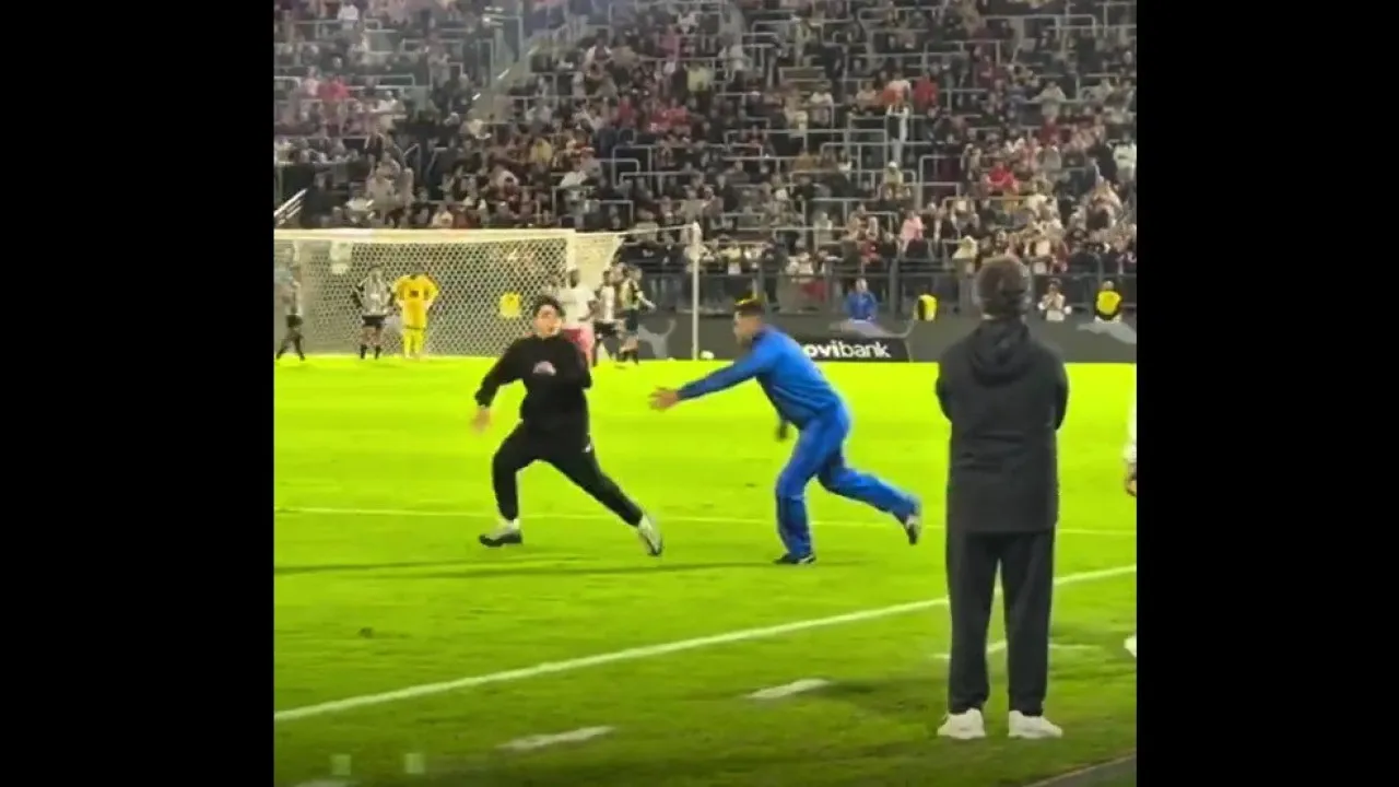 Criança Invade O Campo No Brasil e Atira-Se (LiterALMENTE) A Neymar