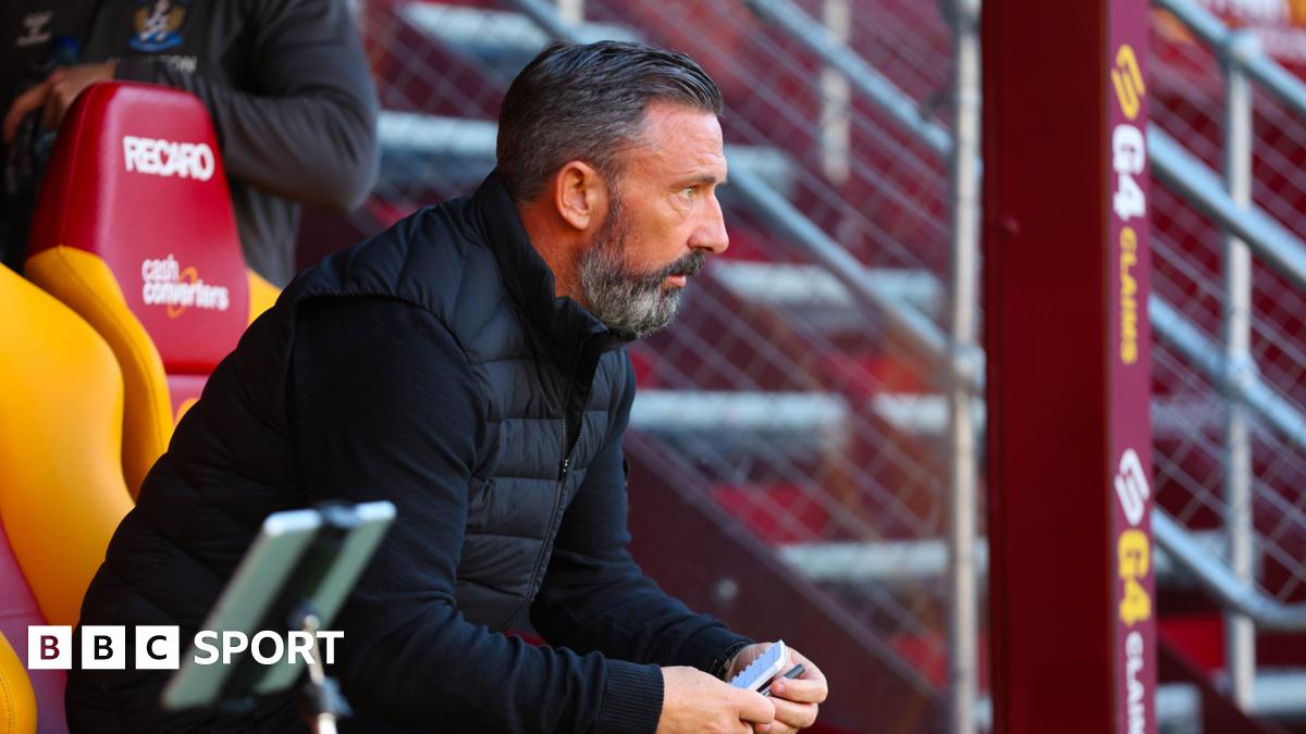 Derek McInnes in the dugout against Motherwell