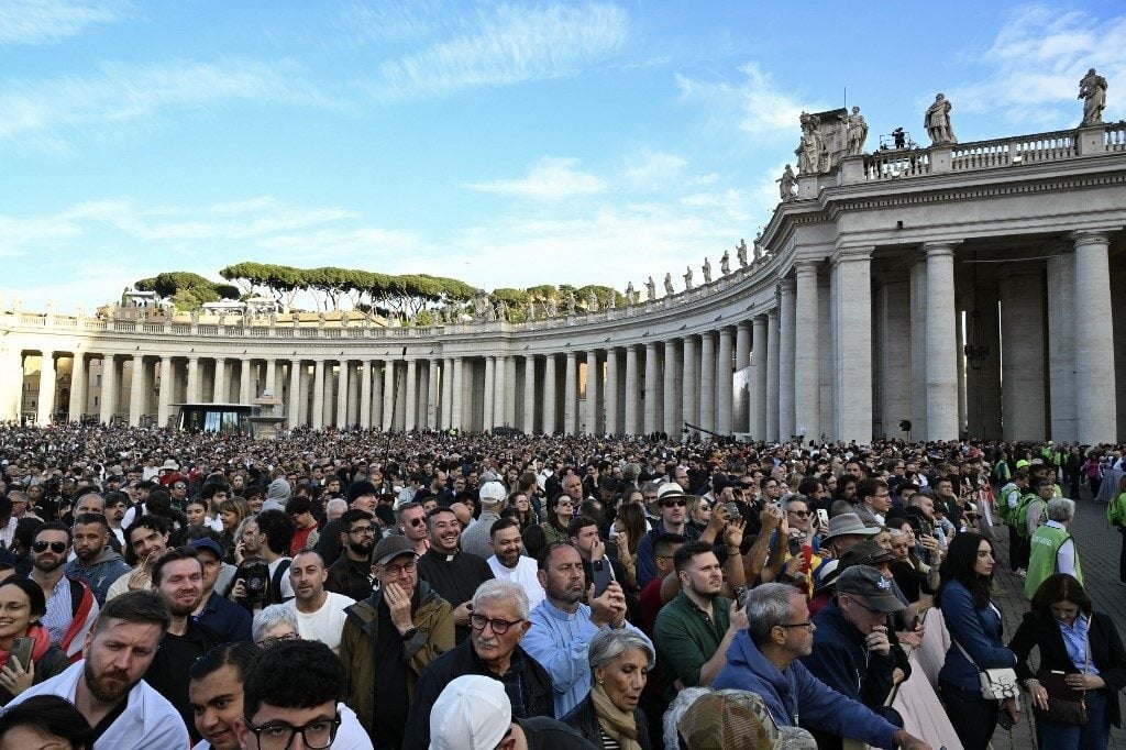 EMOÇÃO E ESPECIMAGEM. Conclave Leva Milhares de Fiéis Ao Vaticano