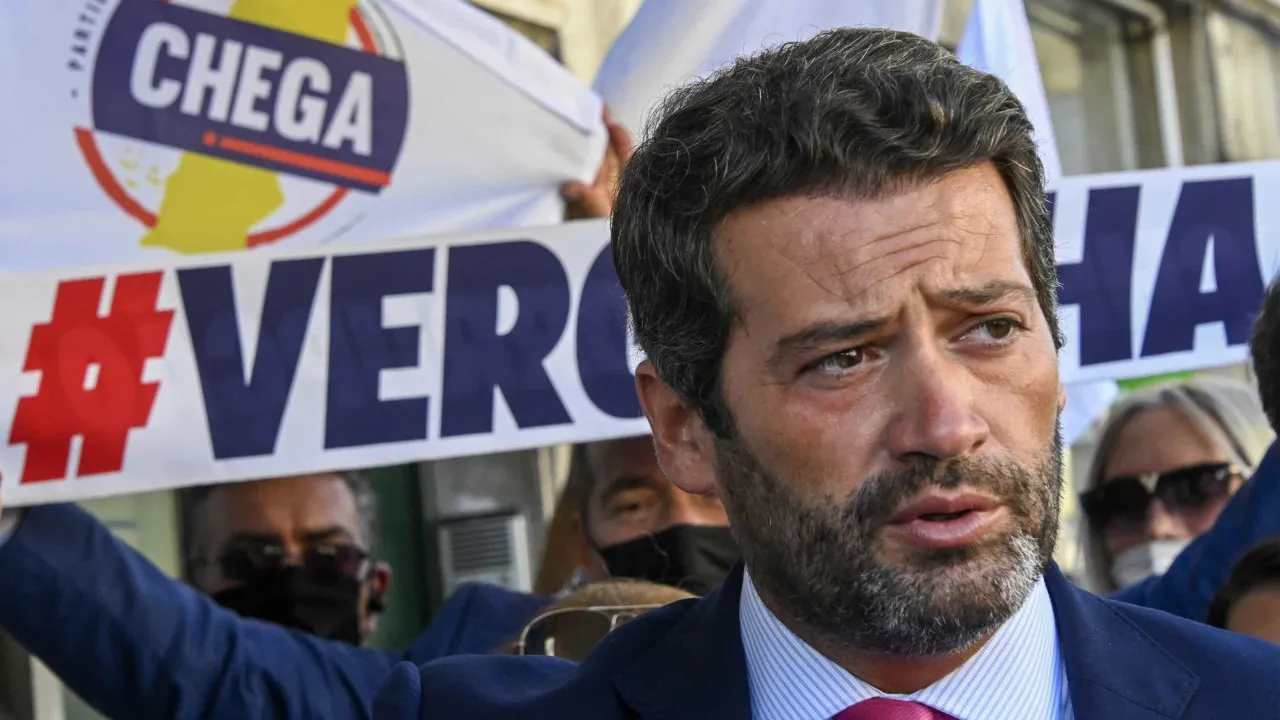 Em Tarde de Cortejo no Porto, Ventura Quis Dar Bengaladas No PS E Na AD