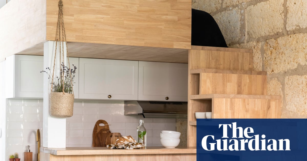 Espelhos, caddies e prateleiras magras: 12 truques de economia de espaço para fazer com que os quartos pequenos pareçam maiores | Interiores
