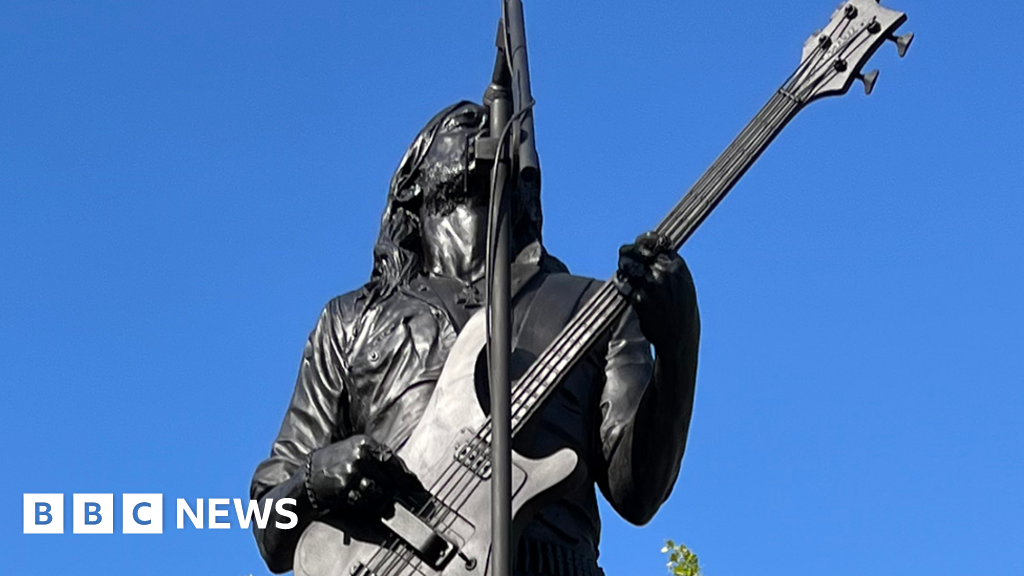 Estátua do cantor de Motörhead Lemmy Kilmister revelado em Burslem
