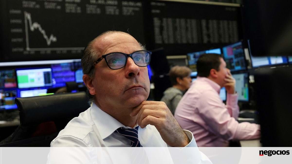 Europa Fecha Dividida com Resultados A Limitarem Perdas. Ryanair Pula Quase 5% - Mercados num minuto