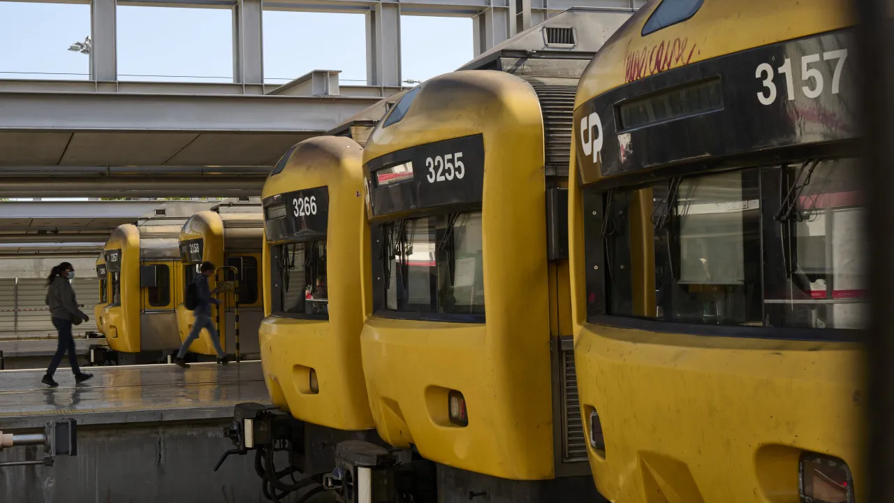 Greve suprime circulação de 45 comboios até às 16h00