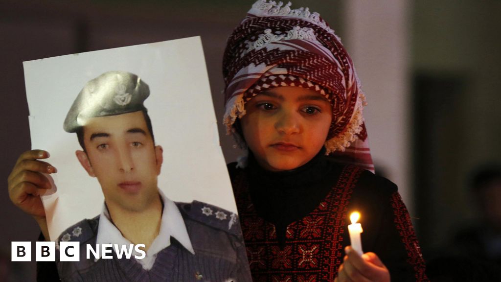 Homem sueco acusado sobre o assassinato de 2015 do piloto jordaniano queimado vivo por IS