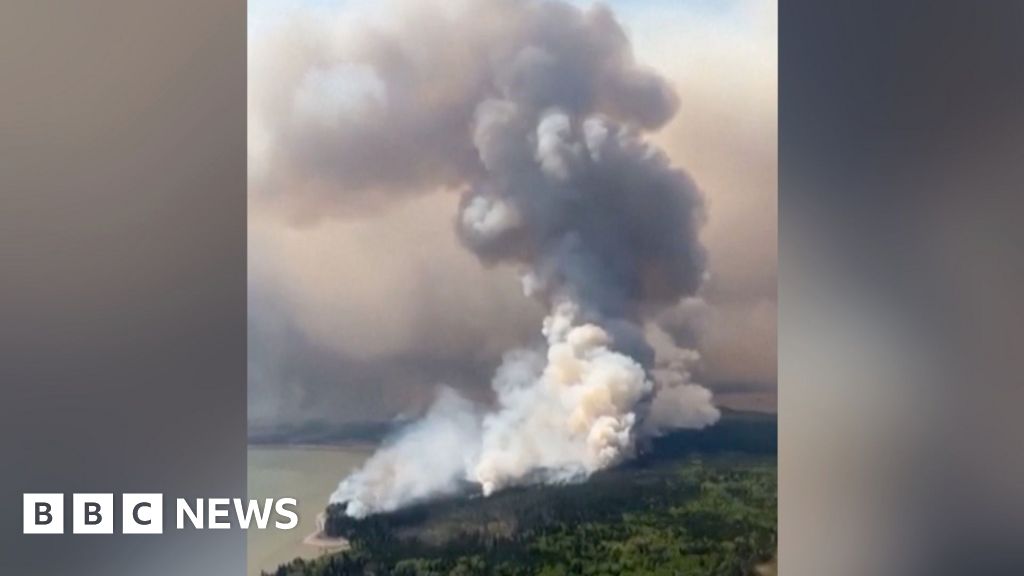 Imagens aéreas mostram plumas enormes de fumaça de incêndios canadenses