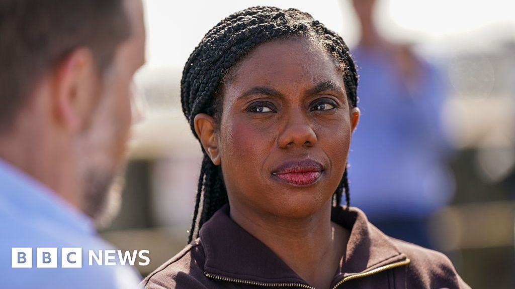 Kemi Badenoch acusa Starmer e Farage de 'Economia de Fantasia'