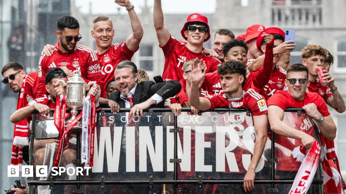 Aberdeen players on bus