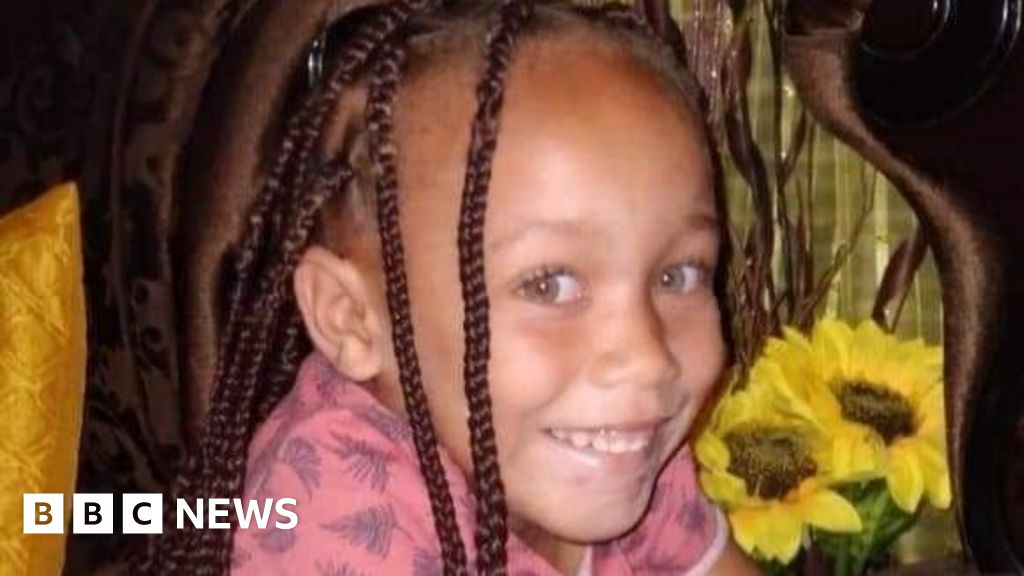 Madre Kelly condenada por sequestrar filha na África do Sul