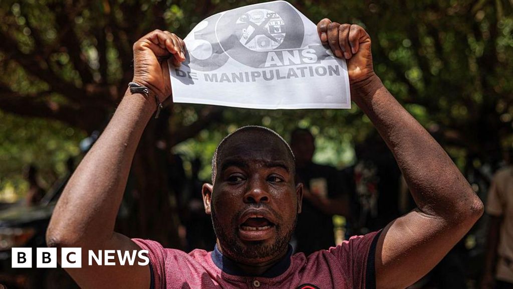 Mali junta dissolve todos os partidos políticos na última repressão da oposição