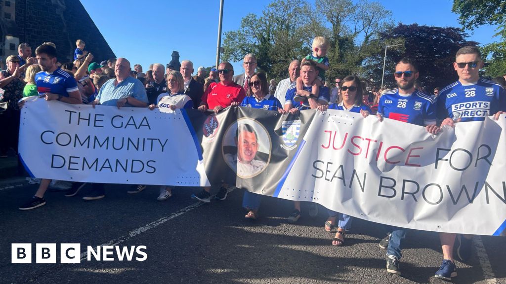 Milhares de pessoas participam de demonstração pública em Bellaghy