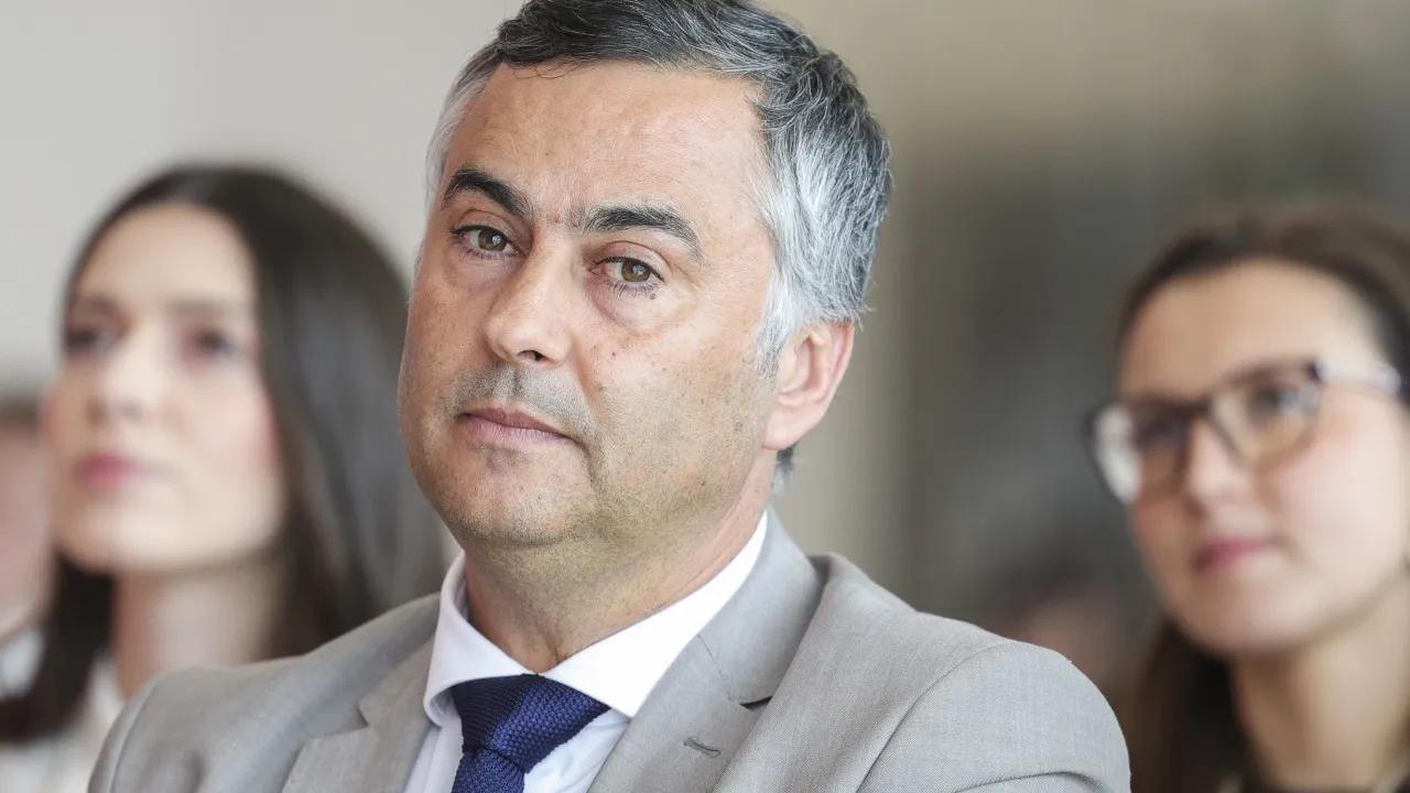Ministécio da EducAção Autoriza Contratoção de Informática