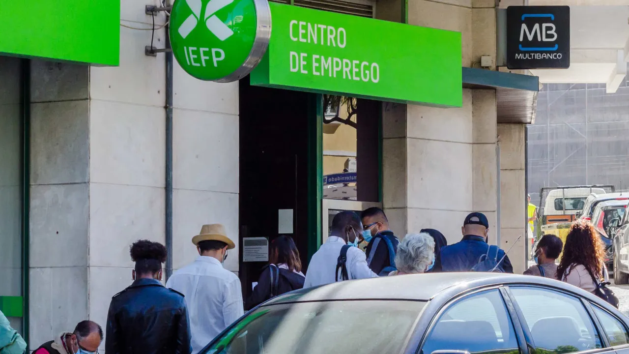 Número de casais com ambos desempregados recua 4,3% em abril