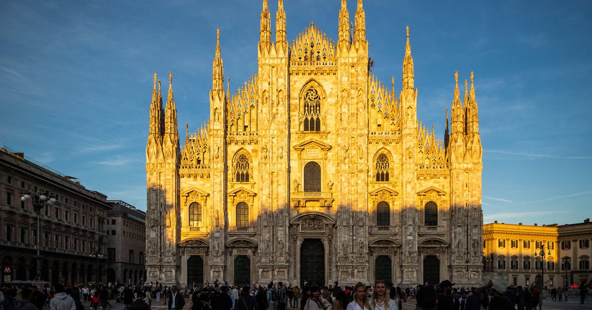 O assassino condenado cai até a morte do famoso Duomo Cat de Milão ...