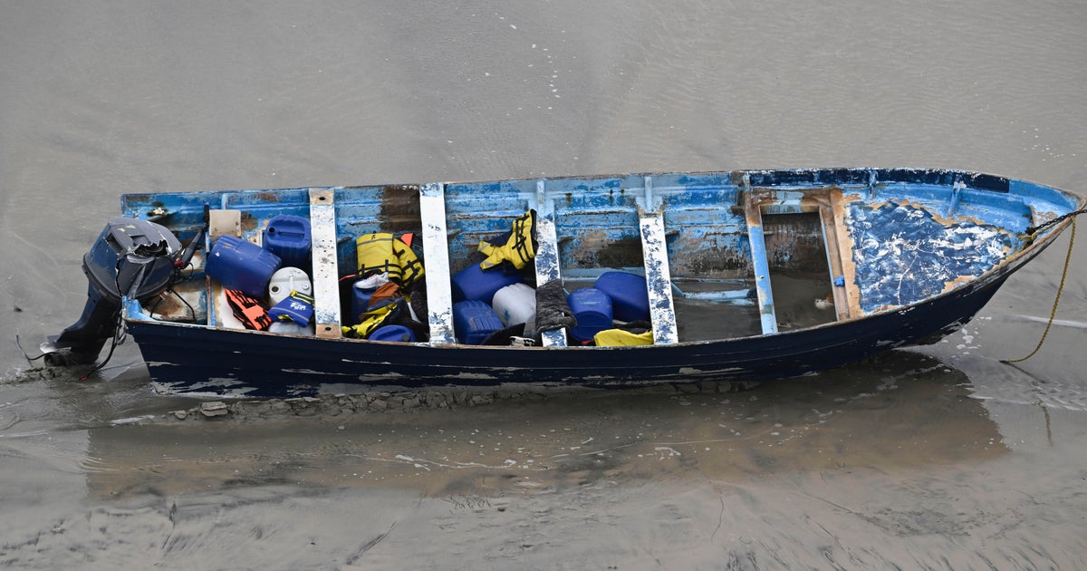 O barco limita a praia de San Diego, matando pelo menos 3 pessoas ...