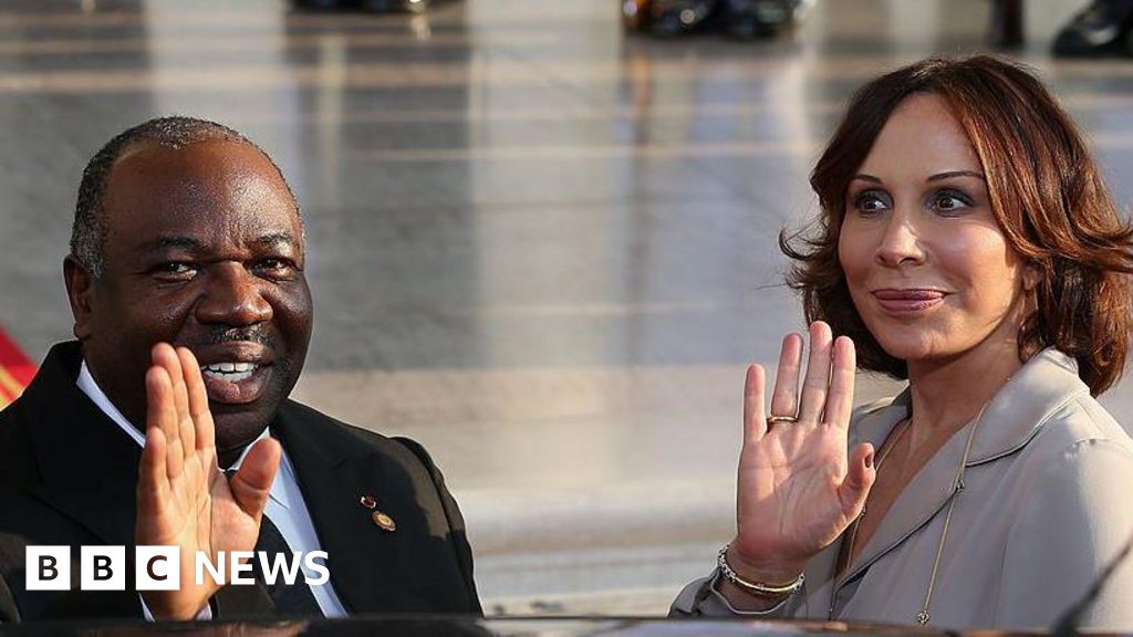 O ex-presidente e a família do Gabão chegam a Angola