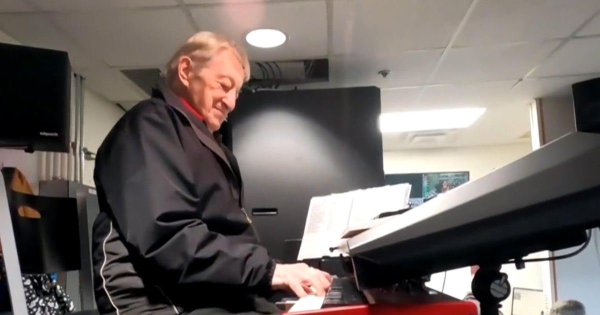 O organista esportivo Fred Costello traz música e alegria para ...