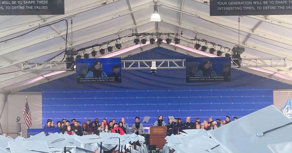 O presidente de atuação da Universidade de Columbia vaiou durante a formatura ...
