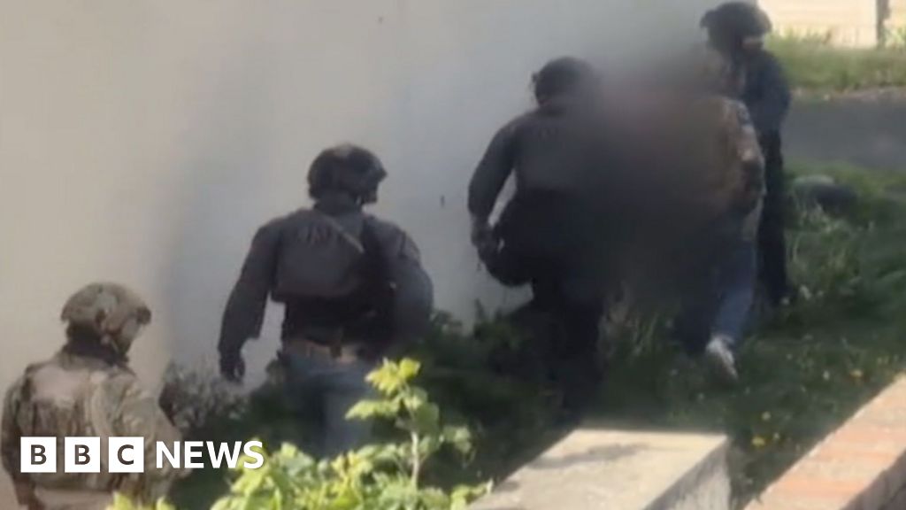 Oito homens presos em duas operações anti-terror separadas, Met Police diz