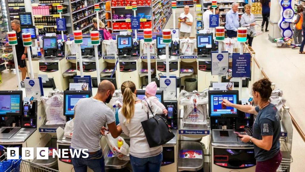 Os compradores da Tesco zombam de câmeras no estilo 'Var' em auto-checkout