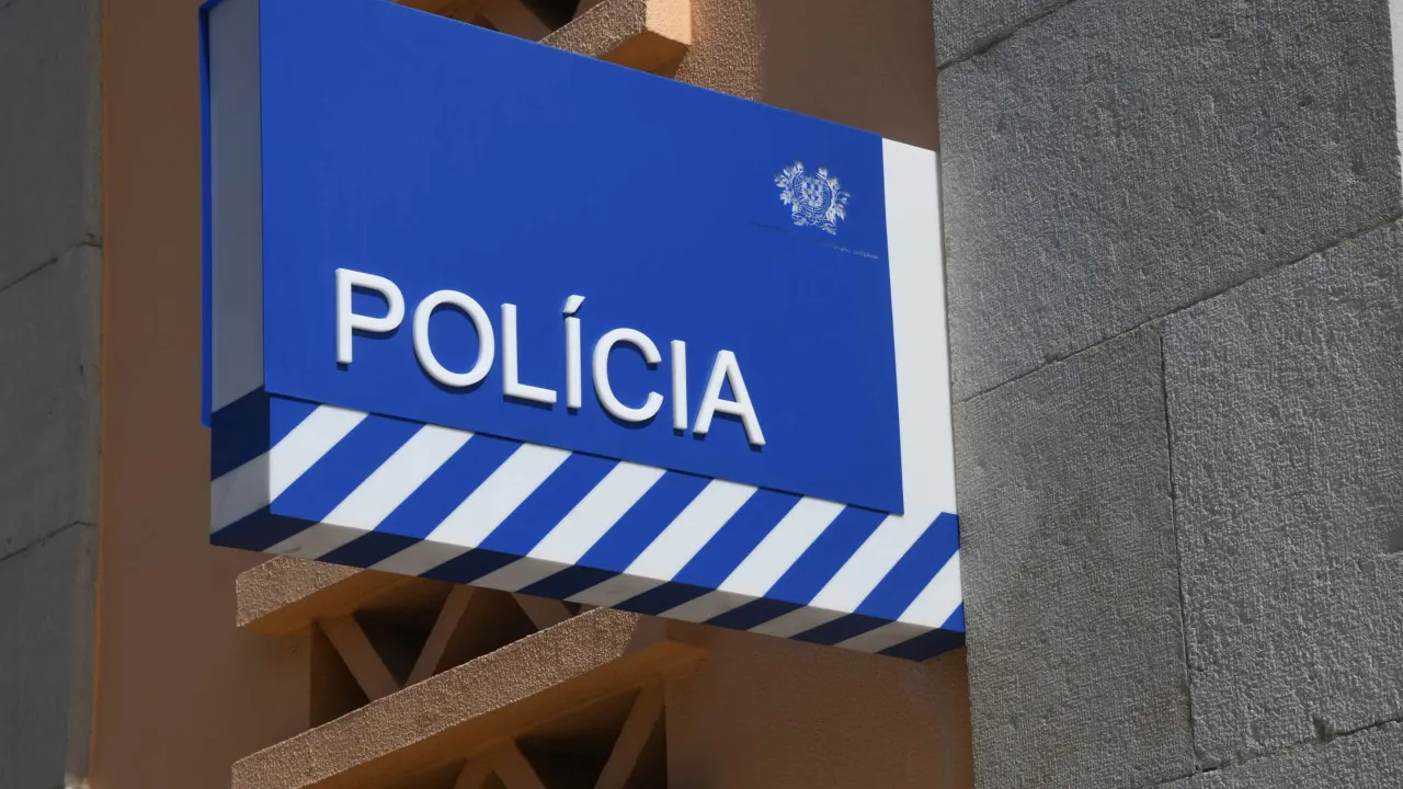 PSP Encontra 29 IMIGRANTES A VIVER EM LOJA DE LISBOA (E DEVIAM SER 50)