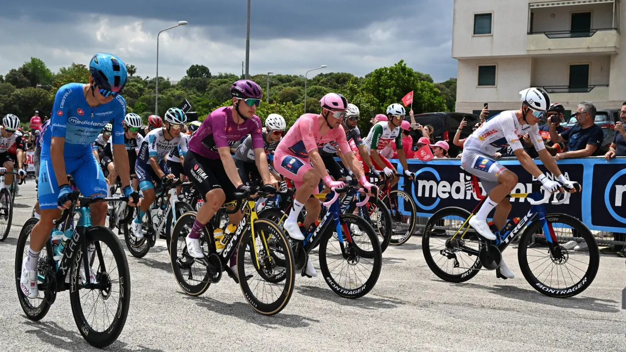 Pedersen Alcança Hattrick e REFORÇA A LIDERANCA DA GERAL NO Giro