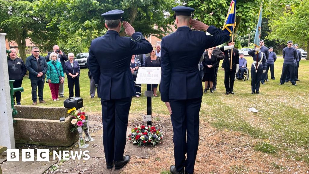 Placa memorial para a RAF Spitfire Crash Pilot a ser revelado