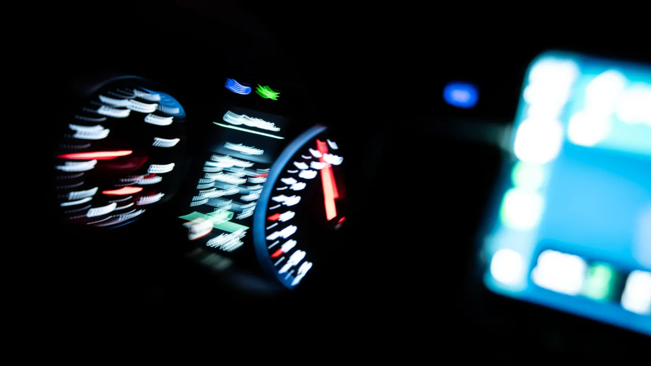 Professor explica por que não compensa andar a 140 km/h (além da multa)