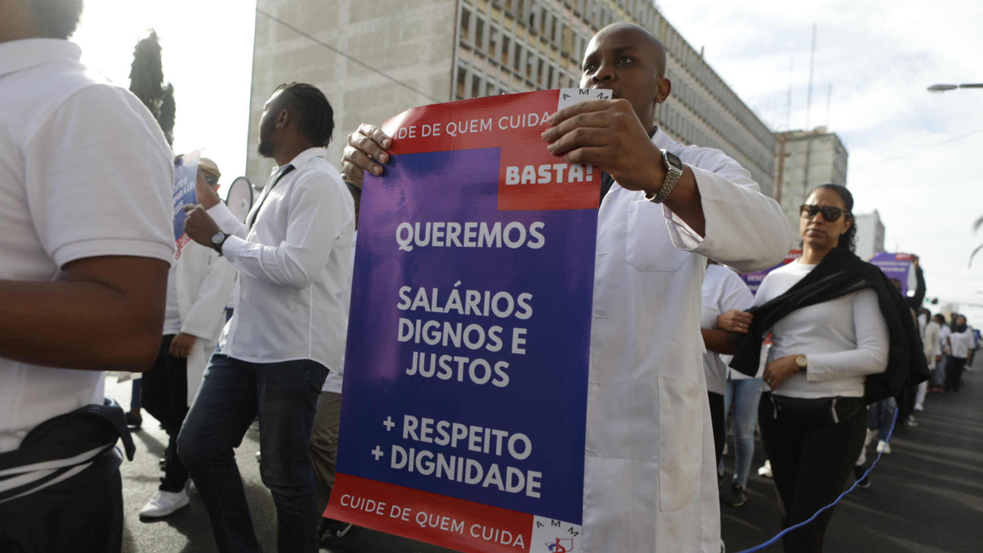 Profissionais de Saúde Acusam Governo de “Mascarar” Falta de Medicamentos Nos Hospitais • Diário Económico