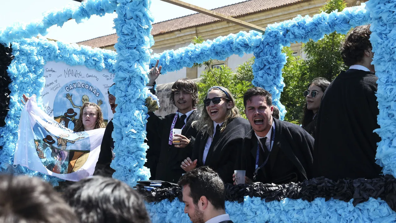 Queima Das Fitas de Coimbra Muito Participe e com mensagens políticas