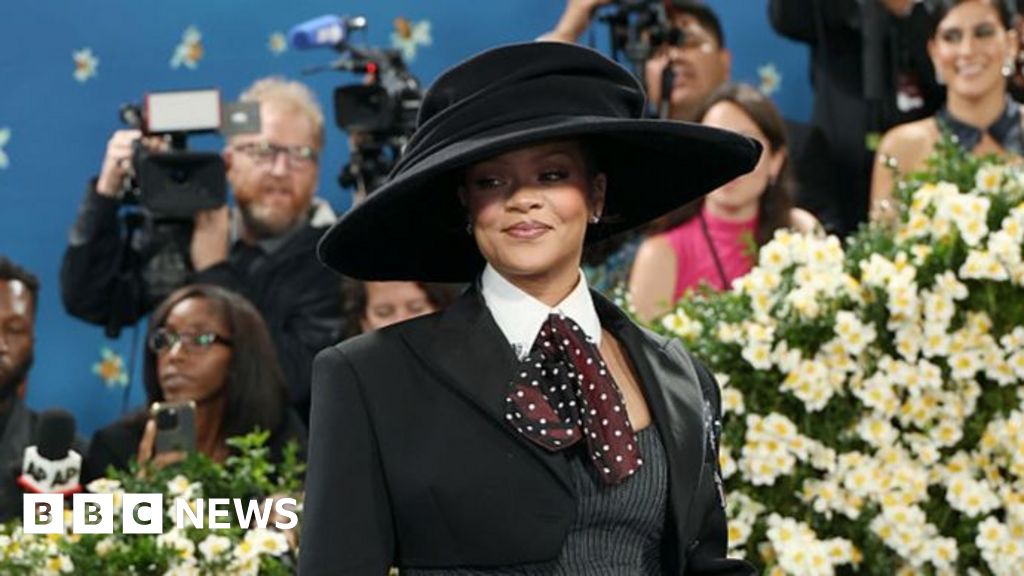 Rihanna estreia a gravidez quando as estrelas Don se adaptaram melhor
