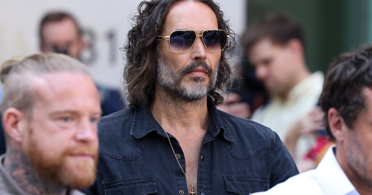 Russell Brand aparece no tribunal do Reino Unido em estupro, agressão sexual ...