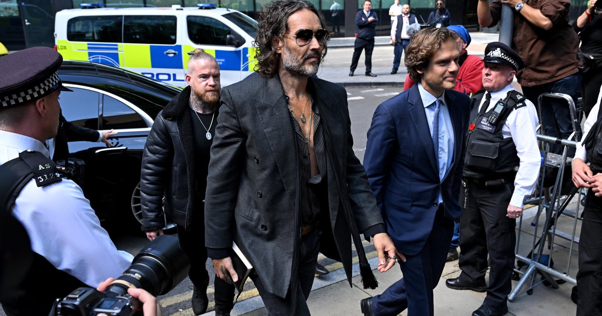 Russell Brand se declara inocente de estupro e agressão sexual c ...