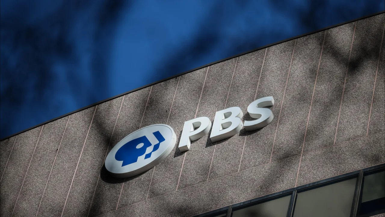 Televrisão pingublica processa Administracão Trump por Corte de Gobas