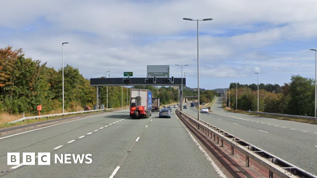 Três prisões depois de dirigir a briga fecha a estrada A55