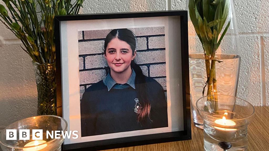 Tributos pagos a Lauren O'Brien, 13, que morreu em acidente de automobilismo