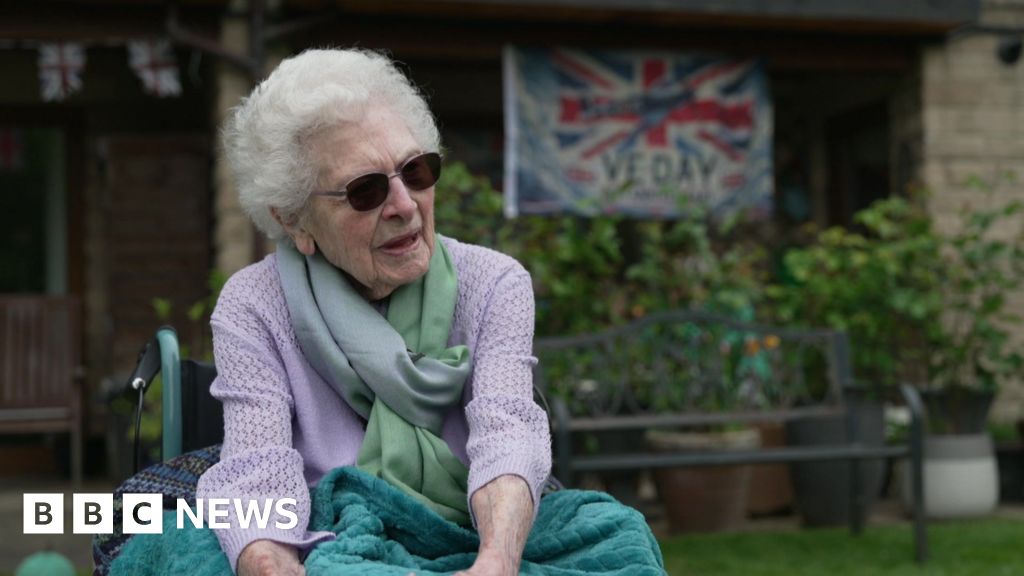 WW2 Codebreaker se lembra de 'Going Wild' no VE Day